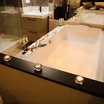 Ξενοδοχείο με διαμερίσματα La Romantique Avec Jacuzzi Au Coeur De 4*